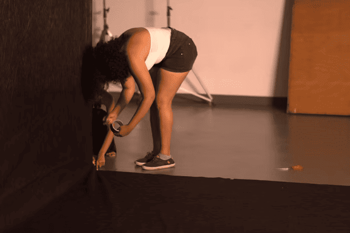 Ponto por ponto, fita por fita, o cenário vai ganhando vida com cada detalhe fixado.